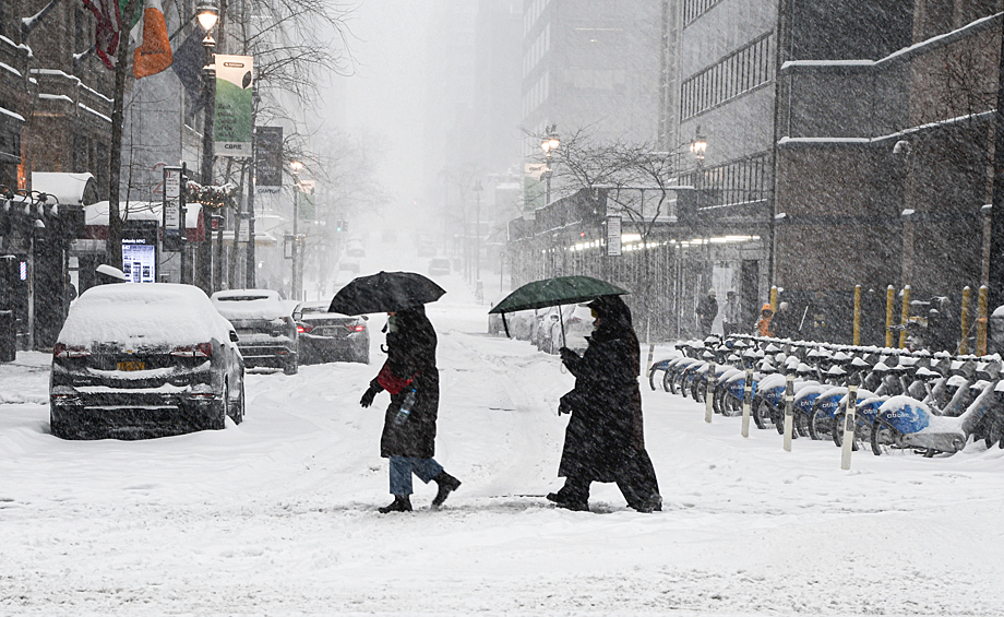 Мощный снегопад обрушился на Нью-Йорк, вызвав массовые отключения электричества и дефицит продуктов в магазинах