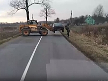 Под Черняховском сняли на видео трактор-эвакуатор
