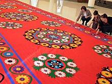 В Узбекистане вышили самый большой в мире шелковый ковер - сюзане