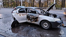 Два пожарных расчета тушили автомобиль в Вологде