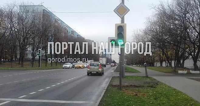 Дорожные службы починили светофор на Академика Скрябина