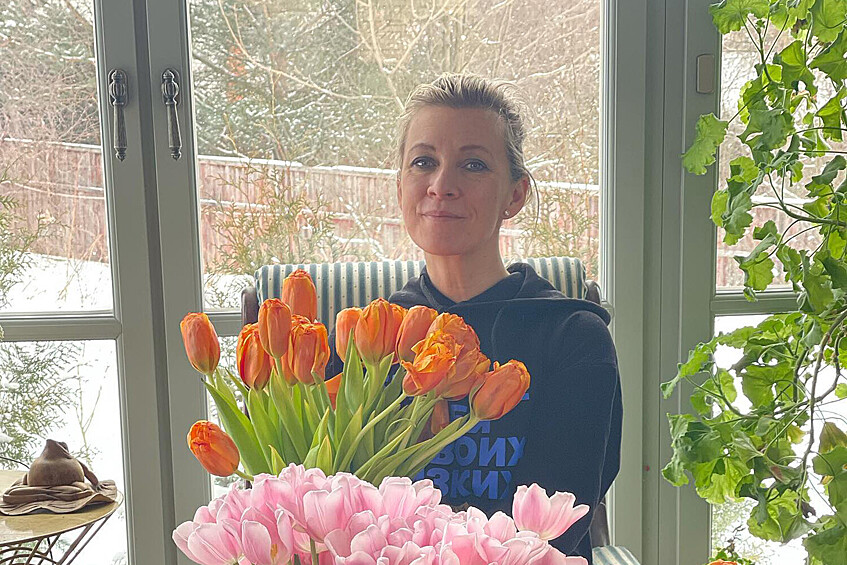 Официальный представитель МИД России Мария Захарова с тюльпанами, 8 марта 2022 года