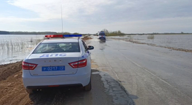 В Тюменской области инспекторы ДПС несут службу на подтопленном участке дороги в Казанском районе