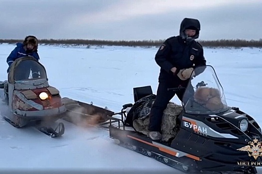 В Якутии полицейский спас замерзающих подростков