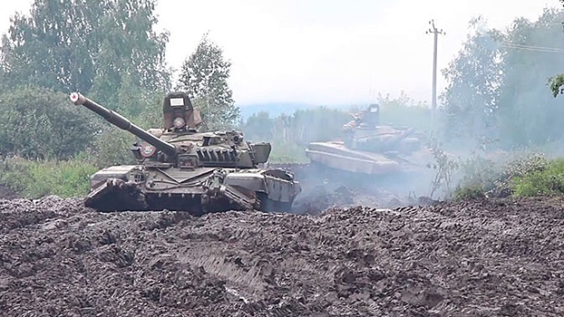 Танки, БМП и бронетранспортеры вышли на трассу полигона Чебаркуль: кадры главных учений уральской танковой дивизии