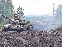 Танки, БМП и бронетранспортеры вышли на трассу полигона Чебаркуль: кадры главных учений уральской танковой дивизии
