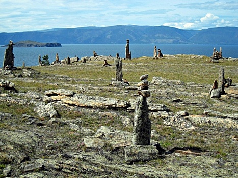 На Байкале убрали каменные пирамидки, созданные туристами