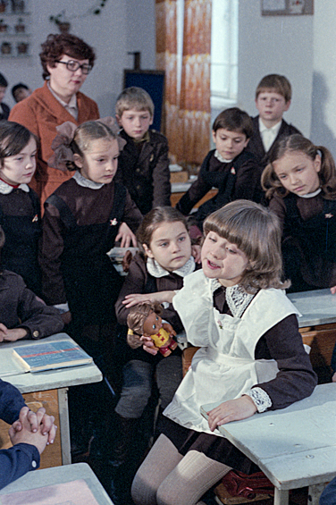 Восьмилетняя поэтесса Ника Турбина, читающая свои стихи одноклассникам на уроке в 1"А" классе средней школы № 5, 1983 год