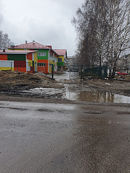 Грязная лужа заблокировала въезд в новый кузбасский детский сад