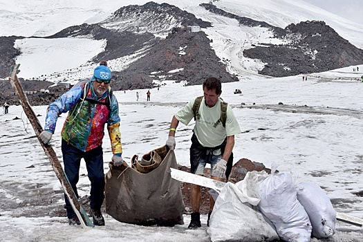 Более трех тысяч человек приехали на уборку Эльбруса