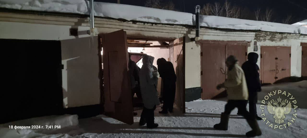 Тела двух человек лежали в запертом изнутри гараже в Татарстане