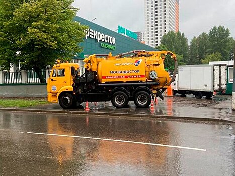 300 бригад и 290 единиц техники Мосводостока вышли на улицы столицы из-за дождя