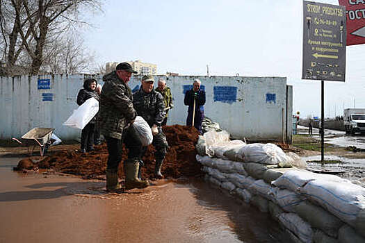 В Тюменской области жители села оставили работу ради укрепления дамбы