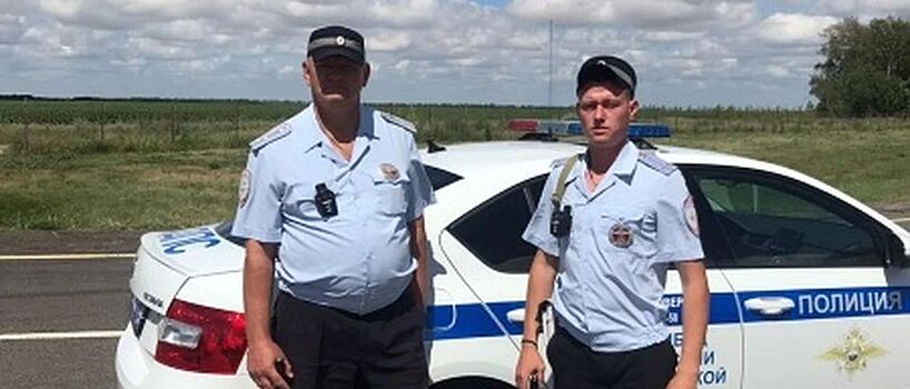 В Воронежской области автоинспекторы помогли пассажирам застрявшего в жару автобуса
