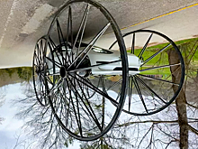 Посмотрите на Tesla, которая едет вверх дном на гигантских колесах