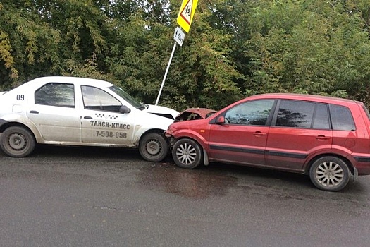 В Челябинске в ДТП с такси пострадал 13-летний школьник