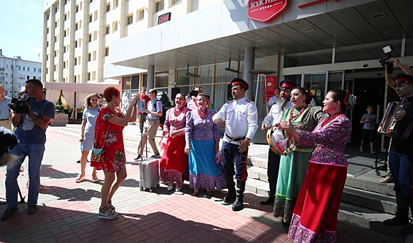 Волгоград встретил гостей кинофестиваля казачьими песнями