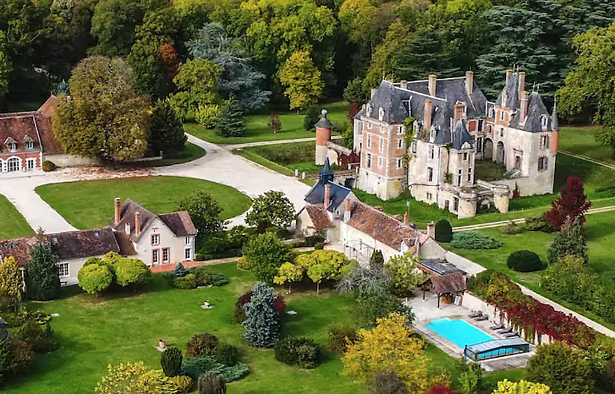 Замок в Болье-Сюр-Луар (Франция) вмещает 22 гостя. Стоимость замка на один день 79 тысяч рублей