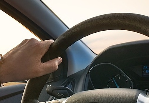 Автомобиль врезался в стену монастыря на юго-востоке Москвы