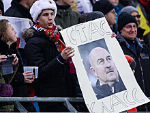 Болельщик с флагом России выбежал на поле во время матча