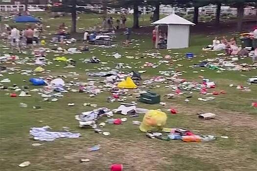 Тысячи туристов превратили популярный пляж в свалку после вечеринки на Рождество