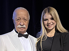 Трусова вышла на сцену вместе с Якубовичем на вручение медицинской премии