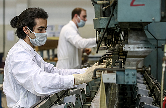 «Фонтанка»: постановление о вакцинации 80% рабочих коллективов в Петербурге может парализовать работу предприятий