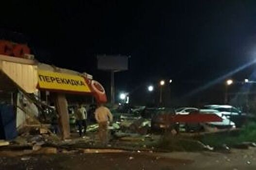 BMW врезался в шиномонтаж в Воронеже: один погиб и двое пострадали