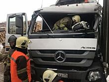 В Архангельске на ходу столкнулись лесовоз и грузовой поезд