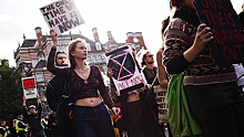 «Восстание вымирающих»: как эко-воины неделю «блокируют» улицы и аэропорты Лондона