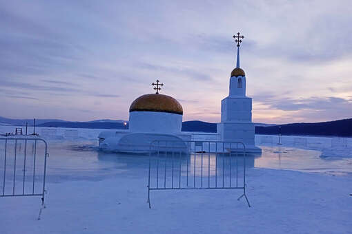 Храм, построенный перед Крещением на льду озера Тургояк, ушел под воду