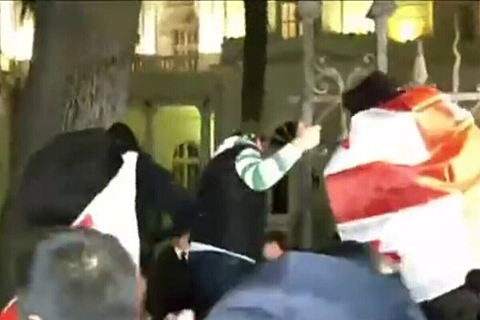 "Началось": протестующие в Тбилиси приступили к штурму президентского дворца