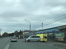 Фото: грузовик развернулся после ДТП на Первомайке и лёг на бок