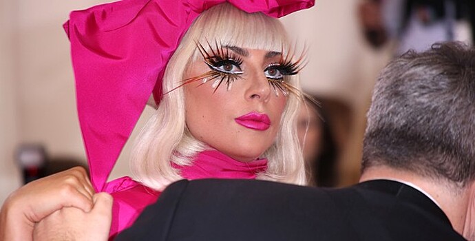 Леди Гага переехала к Брэдли Куперу