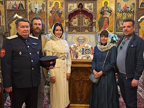 Московские предприниматели вручили подарки и вышитую икону Николая Чудотворца Николо-Сольбинскому женскому монастырю