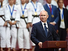 Фото Путина в красном кимоно разместили на афише чемпионата ЦАР по самбо