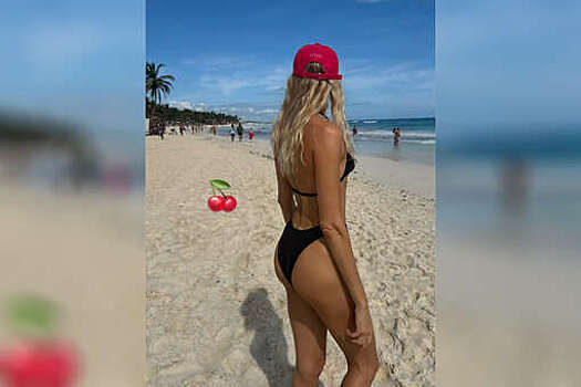 Модель Елена Перминова снялась в купальнике на пляже
