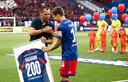 Игнашевич вручил Набабкину памятную футболку в честь 200-го матча за ЦСКА