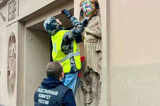 Неизвестные в Петербурге слепили статуе Диониса голову из пластилина