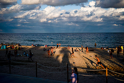 Гнавшиеся за пьяными нарушителями карантина полицейские рухнули в море на авто