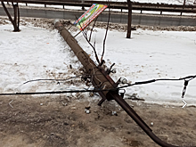 Упавший столб перегородил тротуар