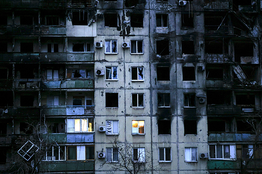 Здание, разрушенное после обстрелов, на одной из улиц. Донецкая Народная Республика вошла в состав России по итогам референдума, который проходил 23-27 сентября 2022 года, Мариуполь, 11 ноября