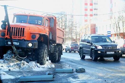 В Салехарде грузовик протаранил светофор (ФОТО)