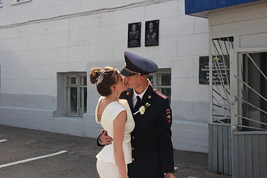 Двое полицейских поженились накануне Дня семьи, любви и верности в Нижегородской области
