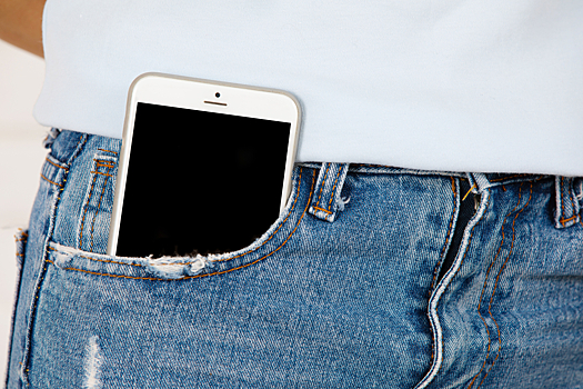 Почему опасно носить телефон в кармане