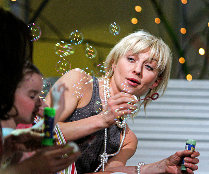 Эстрадная певица Татьяна Овсиенко на съемках передачи "Кумиры+Кумиры", 2005 год