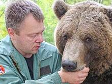 Стыд и срам: в Калужской области подросток плюнул в доброго медведя