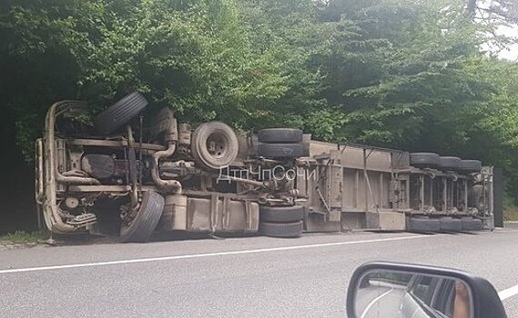 В Сочи на трассе перевернулась фура