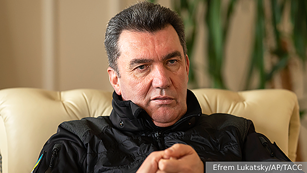 Почему Зеленскому стал мешать главный русофоб в его окружении