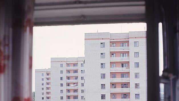 В Красноярске из окна девятого этажа выпал раздетый ребенок